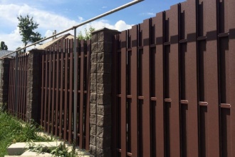 Забор из евроштакетника с кирпичными столбами 25 метров фото в Симферополе