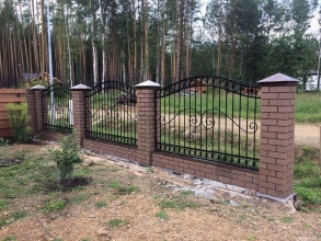 Сварные заборы с кирпичными столбами 30 метров фото под ключ с установкой