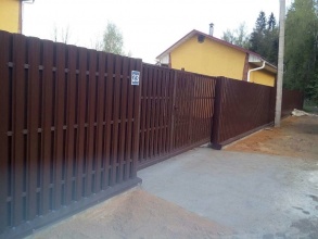Забор из евроштакетника на ленточном фундаменте 60 метров фото недорого