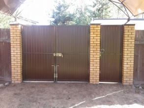 профнастил с распашными воротами - пример 11 фото в Симферополе