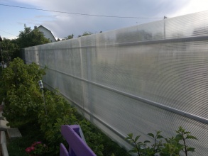 Забор из поликарбоната на металлическом каркасе 25 метров фото с установкой