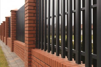 Забор из евроштакетника с кирпичными столбами 20 соток фото в Симферополе