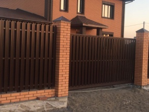 Забор из евроштакетника с кирпичными столбами 15 соток фото недорого
