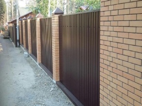 Забор из профнастила с кирпичными столбами 72 метра фото в Симферополе