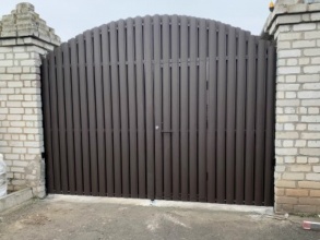 Ворота распашные из евроштакетника - пример 2 фото в Симферополе