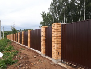 Кирпичный забор на ленточном фундаменте 12 метров фото в Симферополе