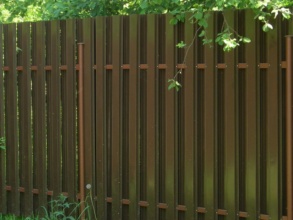 Забор из евроштакетника с бетонированием столбов 12 метров фото в Симферополе