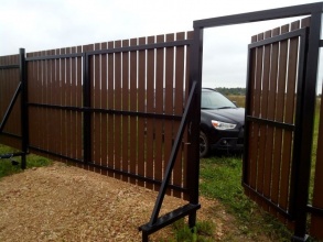 Распашные ворота из евроштакетника - пример 9 фото недорого под ключ
