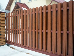 Забор из евроштакетника с кирпичными столбами 200 метров фото в Симферополе