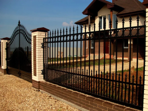 Сварные заборы с кирпичными столбами 12 метров фото в Симферополе