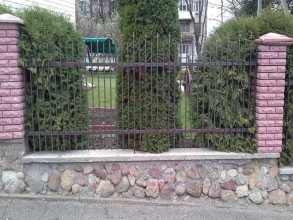 Сварные заборы с кирпичными столбами 80 метров фото в Симферополе