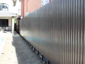 Забор из евроштакетника на ленточном фундаменте 57 метров фото в Симферополе