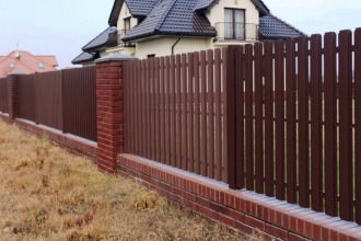 Забор из евроштакетника с кирпичными столбами 8 соток фото в Симферополе