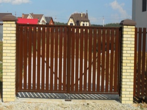 Евроштакетник с распашными воротами - пример 7 фото под ключ с установкой