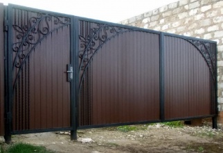 Распашные ворота из профнастила - пример 1 фото в Симферополе